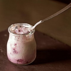 YOGUR CABRA NATURAL con mermelada de arándanos 140ml caja 16 unid.NO DISPONIBLE
